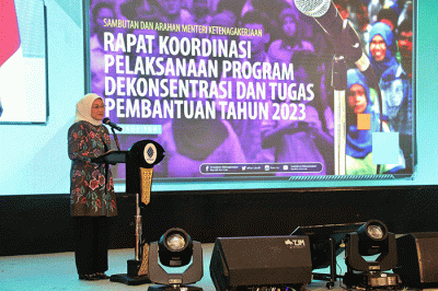 Menaker Ida Fauziyah memberikan paparannya saat acara Rapat Koordinasi Program Dekonsentrasi dan Tugas Pembantuan di Jakarta, Rabu (15/3/2023).