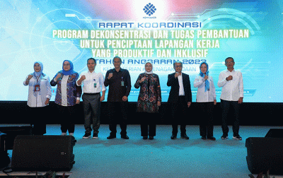 Menaker Ida Fauziyah memberikan paparannya saat acara Rapat Koordinasi Program Dekonsentrasi dan Tugas Pembantuan di Jakarta, Rabu (15/3/2023).