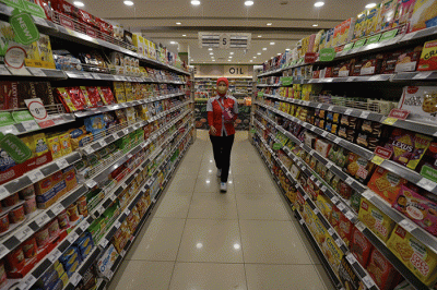 Pengunjung berbelanja di salah satu supermarket di kawasan Jakarta Timur, Rabu (15/3/2023).