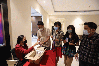 Pemimpin Redaksi Okezone.com, M. Budi Santosa saat meninjau acara mini Medical Check Up (MCU) Okezone di iNews Tower, Jakarta, Rabu (15/3/2023).