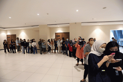 Pemimpin Redaksi Okezone.com, M. Budi Santosa saat meninjau acara mini Medical Check Up (MCU) Okezone di iNews Tower, Jakarta, Rabu (15/3/2023).