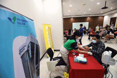 Pemimpin Redaksi Okezone.com, M. Budi Santosa saat meninjau acara mini Medical Check Up (MCU) Okezone di iNews Tower, Jakarta, Rabu (15/3/2023).