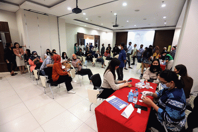 Pemimpin Redaksi Okezone.com, M. Budi Santosa saat meninjau acara mini Medical Check Up (MCU) Okezone di iNews Tower, Jakarta, Rabu (15/3/2023).