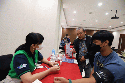 Pemimpin Redaksi Okezone.com, M. Budi Santosa saat meninjau acara mini Medical Check Up (MCU) Okezone di iNews Tower, Jakarta, Rabu (15/3/2023).