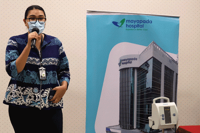 Pemimpin Redaksi Okezone.com, M. Budi Santosa saat meninjau acara mini Medical Check Up (MCU) Okezone di iNews Tower, Jakarta, Rabu (15/3/2023).