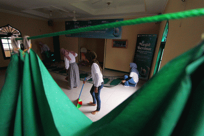 Selain pengecekan instalasi listrik, pegawai PLN secara sukarela dan bergotong royong membersihkan masjid.