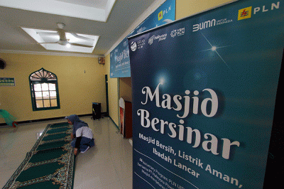 Selain pengecekan instalasi listrik, pegawai PLN secara sukarela dan bergotong royong membersihkan masjid.