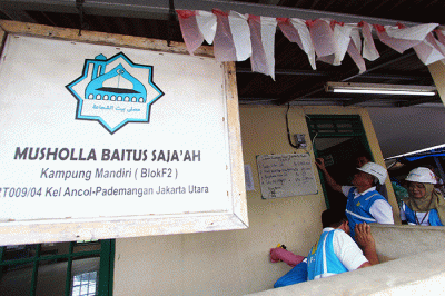 Selain pengecekan instalasi listrik, pegawai PLN secara sukarela dan bergotong royong membersihkan masjid.