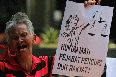 Sejumlah pegiat berunjuk rasa menuntut penuntasan kasus dugaan korupsi pajak di Jakarta, Kamis (16/3/2023).