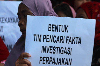 Sejumlah pegiat berunjuk rasa menuntut penuntasan kasus dugaan korupsi pajak di Jakarta, Kamis (16/3/2023).