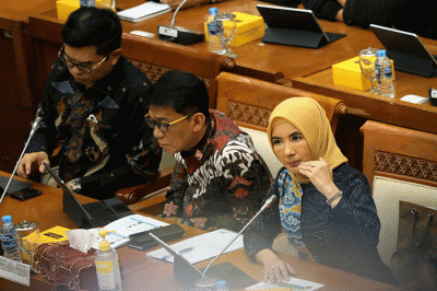 Direktur Utama Pertamina Nicke Widyawati (tengah) mengikuti rapat dengar pendapat dengan Komisi VII DPR di kompleks Parlemen, Senayan, Jakarta.
