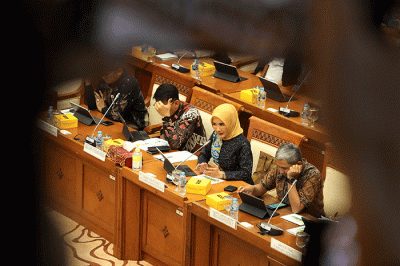 Direktur Utama Pertamina Nicke Widyawati (tengah) mengikuti rapat dengar pendapat dengan Komisi VII DPR di kompleks Parlemen, Senayan, Jakarta.