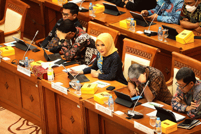 Direktur Utama Pertamina Nicke Widyawati (tengah) mengikuti rapat dengar pendapat dengan Komisi VII DPR di kompleks Parlemen, Senayan, Jakarta.