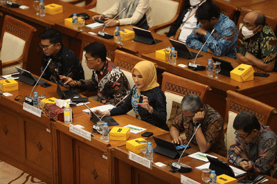 Direktur Utama Pertamina Nicke Widyawati (tengah) mengikuti rapat dengar pendapat dengan Komisi VII DPR di kompleks Parlemen, Senayan, Jakarta.