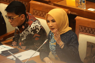 Direktur Utama Pertamina Nicke Widyawati (tengah) mengikuti rapat dengar pendapat dengan Komisi VII DPR di kompleks Parlemen, Senayan, Jakarta.