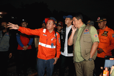 Kepala BNPB Letjen TNI Suharyanto (tengah) meninjau lokasi tanah longsor di Kampung Sirna Sari RT 07 RW 04, Kelurahan Empang, Kecamatan Bogor Selatan.