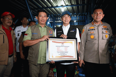 Kepala BNPB Letjen TNI Suharyanto (tengah) meninjau lokasi tanah longsor di Kampung Sirna Sari RT 07 RW 04, Kelurahan Empang, Kecamatan Bogor Selatan.