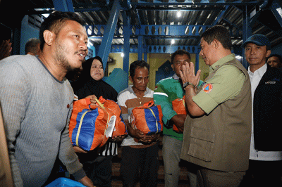 Kepala BNPB Letjen TNI Suharyanto (tengah) meninjau lokasi tanah longsor di Kampung Sirna Sari RT 07 RW 04, Kelurahan Empang, Kecamatan Bogor Selatan.