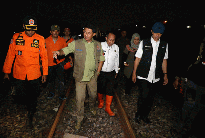 Kepala BNPB Letjen TNI Suharyanto (tengah) meninjau lokasi tanah longsor di Kampung Sirna Sari RT 07 RW 04, Kelurahan Empang, Kecamatan Bogor Selatan.