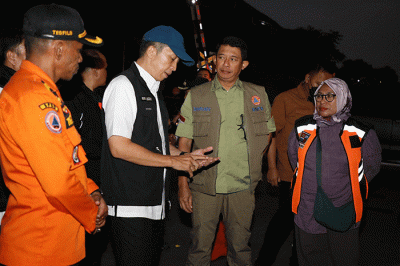 Kepala BNPB Letjen TNI Suharyanto (tengah) meninjau lokasi tanah longsor di Kampung Sirna Sari RT 07 RW 04, Kelurahan Empang, Kecamatan Bogor Selatan.