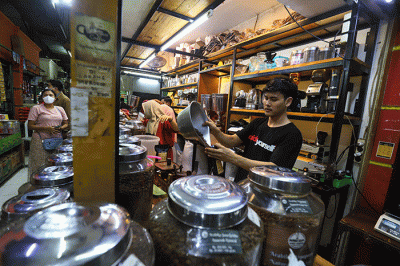 Pedagang memasukan kopi kedalam kemasan di Dunia Kopi, Pasar Santa, Jakarta, Kamis (16/3/2023).