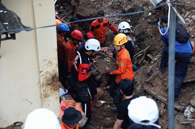Sejumlah petugas gabungan melakukan pencarian korban tanah longsor di Kampung Sirnasari RT 07/04, Kelurahan Empang, Kota Bogor, Jawa Barat, Rabu (15/3/2023).