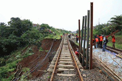 Sejumlah petugas gabungan melakukan pencarian korban tanah longsor di Kampung Sirnasari RT 07/04, Kelurahan Empang, Kota Bogor, Jawa Barat, Rabu (15/3/2023).