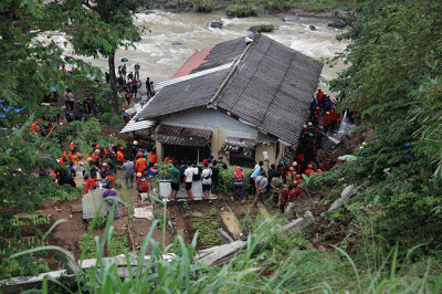 Sejumlah petugas gabungan melakukan pencarian korban tanah longsor di Kampung Sirnasari RT 07/04, Kelurahan Empang, Kota Bogor, Jawa Barat, Rabu (15/3/2023).