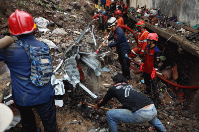 Sejumlah petugas gabungan melakukan pencarian korban tanah longsor di Kampung Sirnasari RT 07/04, Kelurahan Empang, Kota Bogor, Jawa Barat, Rabu (15/3/2023).