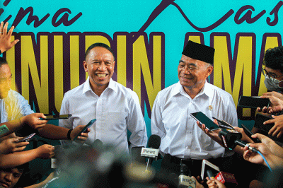 Menpora Zainudin Amali periode 2019-2023 (kiri) bersama Plt Menteri Pemuda dan Olahraga Muhadjir Effendy dalam acara serah terima jabatan di Wisma Kemenpora.