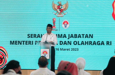 Menpora Zainudin Amali periode 2019-2023 (kiri) bersama Plt Menteri Pemuda dan Olahraga Muhadjir Effendy dalam acara serah terima jabatan di Wisma Kemenpora.