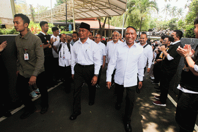 Menpora Zainudin Amali periode 2019-2023 (kiri) bersama Plt Menteri Pemuda dan Olahraga Muhadjir Effendy dalam acara serah terima jabatan di Wisma Kemenpora.