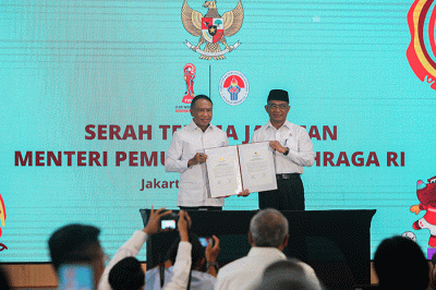 Menpora Zainudin Amali periode 2019-2023 (kiri) bersama Plt Menteri Pemuda dan Olahraga Muhadjir Effendy dalam acara serah terima jabatan di Wisma Kemenpora.