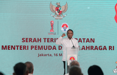 Menpora Zainudin Amali periode 2019-2023 (kiri) bersama Plt Menteri Pemuda dan Olahraga Muhadjir Effendy dalam acara serah terima jabatan di Wisma Kemenpora.