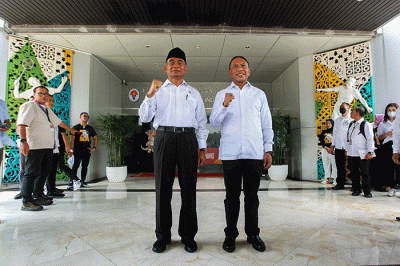 Menpora Zainudin Amali periode 2019-2023 (kiri) bersama Plt Menteri Pemuda dan Olahraga Muhadjir Effendy dalam acara serah terima jabatan di Wisma Kemenpora.