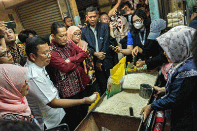 Kepala Bapanas Arief Prasetyo Adi (kedua kiri) bersama Direktur Perum Bulog Budi Waseso saat mengecek ketersediaan dan harga pangan jelang bulan Ramadan.
