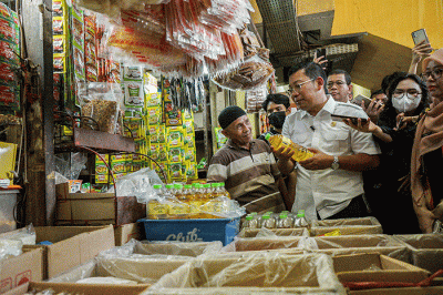 Kepala Bapanas Arief Prasetyo Adi (kedua kiri) bersama Direktur Perum Bulog Budi Waseso saat mengecek ketersediaan dan harga pangan jelang bulan Ramadan.