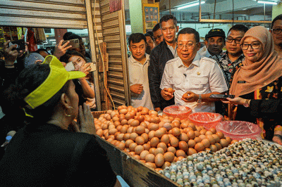 Kepala Bapanas Arief Prasetyo Adi (kedua kiri) bersama Direktur Perum Bulog Budi Waseso saat mengecek ketersediaan dan harga pangan jelang bulan Ramadan.