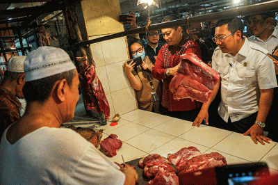 Kepala Bapanas Arief Prasetyo Adi (kedua kiri) bersama Direktur Perum Bulog Budi Waseso saat mengecek ketersediaan dan harga pangan jelang bulan Ramadan.