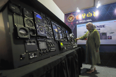 Pengunjung melihat peralatan militer dalam Pameran Industri Bidang Pertahanan Business Matching Tahap V Tahun 2023 di Istora Senayan, Jakarta Pusat.
