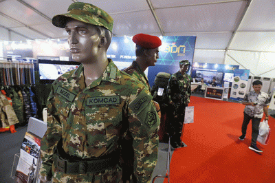 Pengunjung melihat peralatan militer dalam Pameran Industri Bidang Pertahanan Business Matching Tahap V Tahun 2023 di Istora Senayan, Jakarta Pusat.