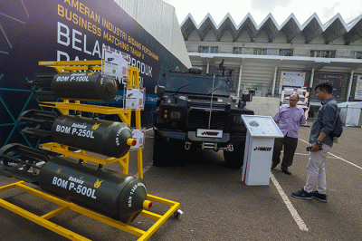 Pengunjung melihat peralatan militer dalam Pameran Industri Bidang Pertahanan Business Matching Tahap V Tahun 2023 di Istora Senayan, Jakarta Pusat.