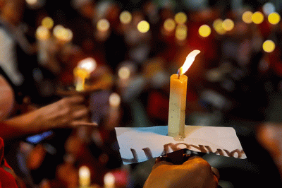 Para agamawan, tokoh masyarakat, PRT, dan Masyarakat Sipil saat melakukan aksi lilin dan doa bersama agar DPR mengesahkan RUU PPRT sabagai UU PPRT di Jakarta.