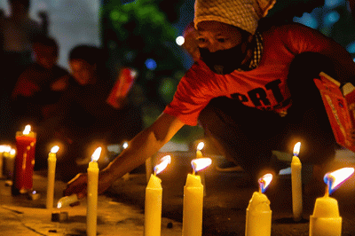 Para agamawan, tokoh masyarakat, PRT, dan Masyarakat Sipil saat melakukan aksi lilin dan doa bersama agar DPR mengesahkan RUU PPRT sabagai UU PPRT di Jakarta.