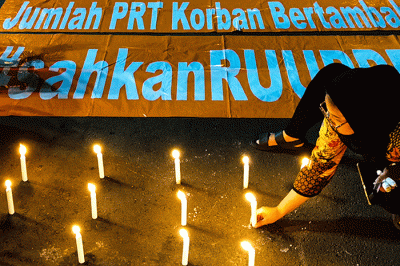 Para agamawan, tokoh masyarakat, PRT, dan Masyarakat Sipil saat melakukan aksi lilin dan doa bersama agar DPR mengesahkan RUU PPRT sabagai UU PPRT di Jakarta.