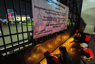 Para agamawan, tokoh masyarakat, PRT, dan Masyarakat Sipil saat melakukan aksi lilin dan doa bersama agar DPR mengesahkan RUU PPRT sabagai UU PPRT di Jakarta.