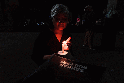 Para agamawan, tokoh masyarakat, PRT, dan Masyarakat Sipil saat melakukan aksi lilin dan doa bersama agar DPR mengesahkan RUU PPRT sabagai UU PPRT di Jakarta.