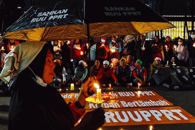 Para agamawan, tokoh masyarakat, PRT, dan Masyarakat Sipil saat melakukan aksi lilin dan doa bersama agar DPR mengesahkan RUU PPRT sabagai UU PPRT di Jakarta.