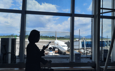 Suasana kepadatan penumpang di Bandara Sultan Hasanuddin, Makassar, Kamis (16/3/2023).