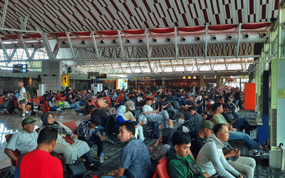 Suasana kepadatan penumpang di Bandara Sultan Hasanuddin, Makassar, Kamis (16/3/2023).